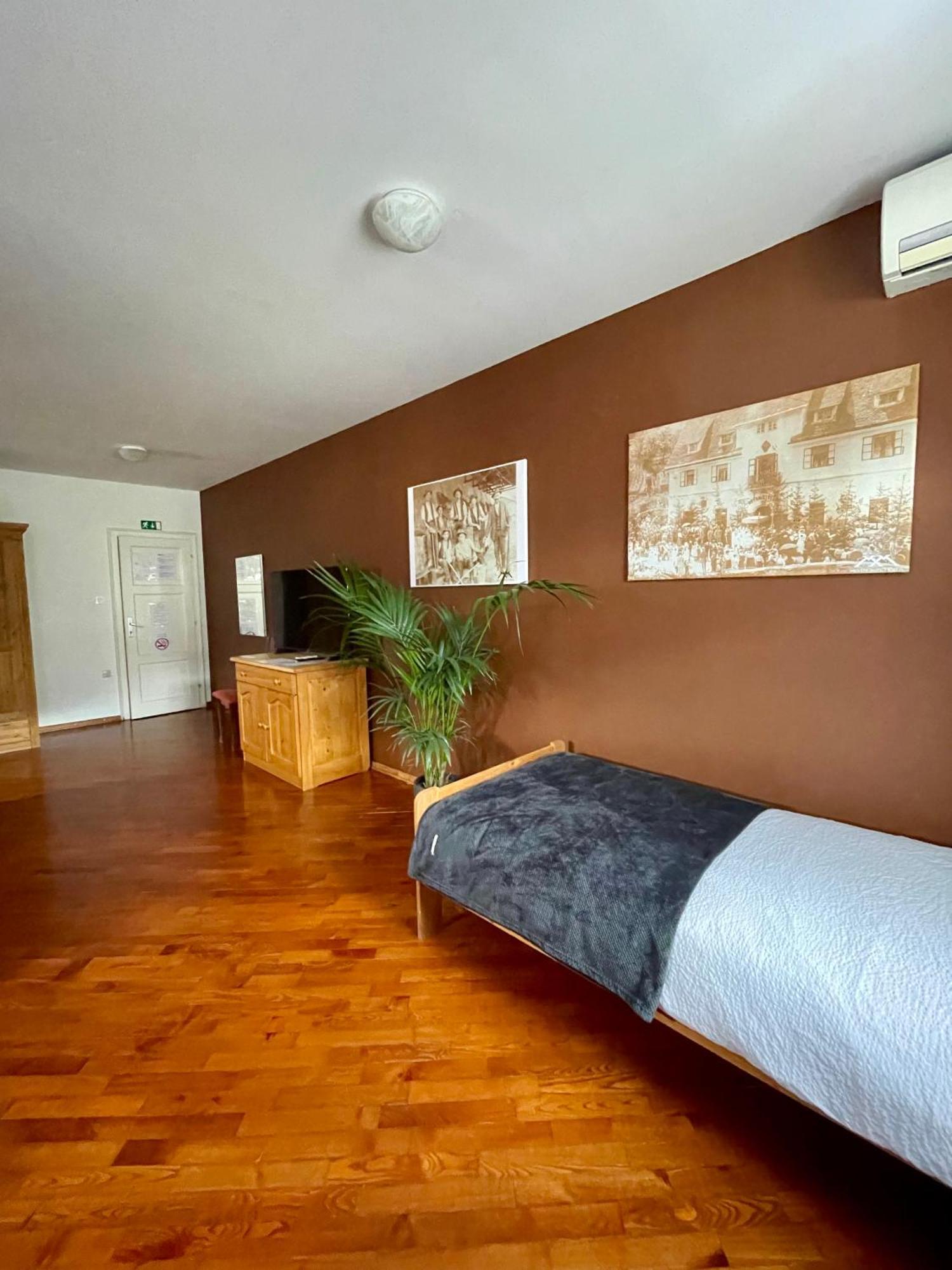 Gostisce Barbara Hotel Idrija Bagian luar foto